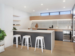 White and wooden kitchen